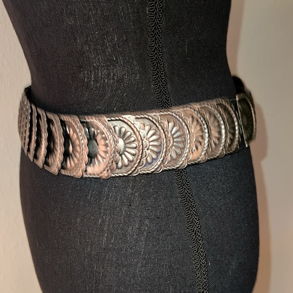 Women’s Vintage Silver Tone Coin Stretch Belt 80s Shiny Disc Metal Cincher Belt - Picture 7 of 16